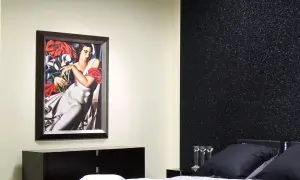 Elegancka sypialnia z obrazem i czarną ścianą inspiracje.