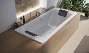 Nowa wanna z baterią, podświetlaną ścianą z drewna i roślinami. Idealne miejsce na relaks.