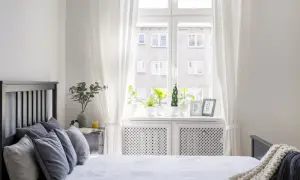 Jasne, oto propozycja:

Urocze aranżacje okna w sypialni z roślinami i ramkami na parapecie. Białe zasłony dodają lekkości.