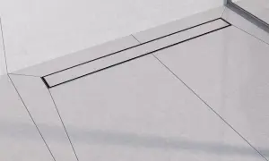 Nowoczesny odpływ liniowy z czarną ramką, idealnie wkomponowany w płytki podłogowe z subtelnymi spadkami.