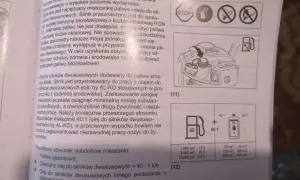 Instrukcja podaje, ile oleju do kosy spalinowej dodać do paliwa. Zalecana proporcja to 40:1.