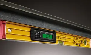 Żółta poziomica elektroniczna STABILA z cyfrowym wyświetlaczem pokazuje 0.05. To jedne z precyzyjnych przyrządów pomiarowych.