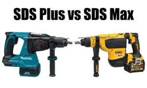 Porównanie wiertarek: niebieska Makita SDS Plus i żółta DeWalt SDS Max, obie z uchwytem bocznym i wiertłem.