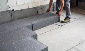 Układanie płyt izolacyjnych na gruncie. Budowa podłogi na gruncie z materiałów termoizolacyjnych.