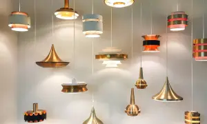 Wybór idealnej lampy do salonu to wyzwanie. Zobaczcie te designerskie modele wiszące, w różnych kształtach i kolorach, od miedzianych po białe.