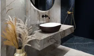 Elegancki blat z płytek pod umywalkę nablatową, ozdobiony bukietem traw.