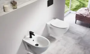 Nowoczesna łazienka z bidetem i WC. Jest sporo miejsca przed WC, co ułatwia poruszanie się.