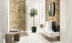 Nowoczesna łazienka boho inspiracje: drewniane akcenty, złote baterie, biała umywalka i elegancka roślinność tworzą przytulną atmosferę.