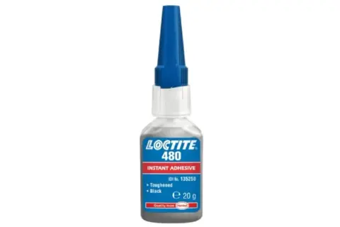 Loctite 480, czarny, utwardzony klej błyskawiczny, idealny do pytania: czym skleić aluminium.
