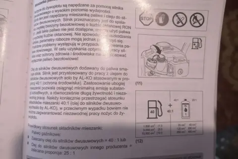 Instrukcja podaje, ile oleju do kosy spalinowej dodać do paliwa. Zalecana proporcja to 40:1.