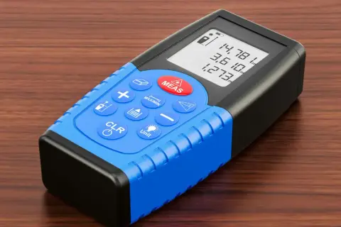 Cyfrowy dalmierz co to? Urządzenie z ekranem LCD i przyciskami do pomiaru odległości.