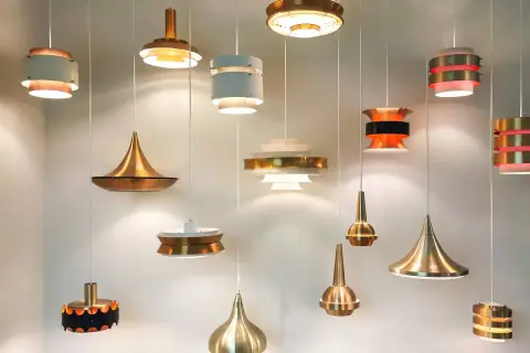 Wybór idealnej lampy do salonu to wyzwanie. Zobaczcie te designerskie modele wiszące, w różnych kształtach i kolorach, od miedzianych po białe.