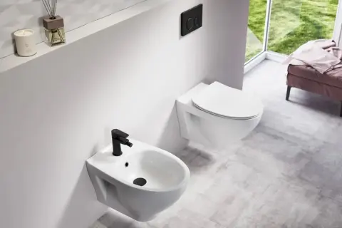 Nowoczesna łazienka z bidetem i WC. Jest sporo miejsca przed WC, co ułatwia poruszanie się.