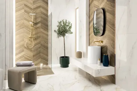 Nowoczesna łazienka boho inspiracje: drewniane akcenty, złote baterie, biała umywalka i elegancka roślinność tworzą przytulną atmosferę.