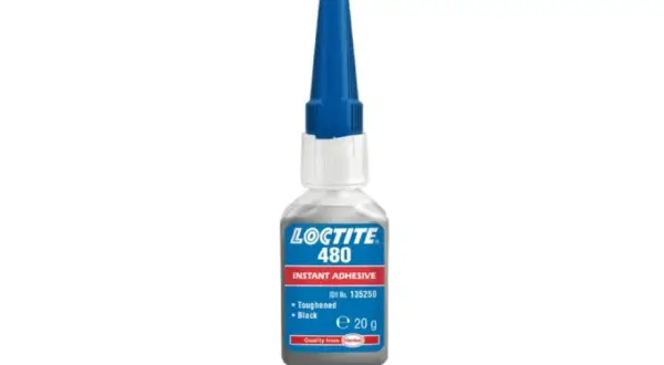 Loctite 480, czarny, utwardzony klej błyskawiczny, idealny do pytania: czym skleić aluminium.