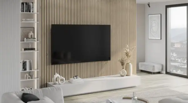 Nowoczesny salon z telewizorem wiszącym na ścianie pokrytej pionowymi lamelami. To właśnie te lamele tworzą unikalny efekt wizualny.