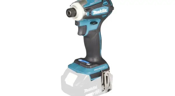 Niebiesko-czarna zakrętarka udarowa Makita zasilana akumulatorem. Czy zakrętarka udarowa można wiercić? Tak, to wszechstronne narzędzie.