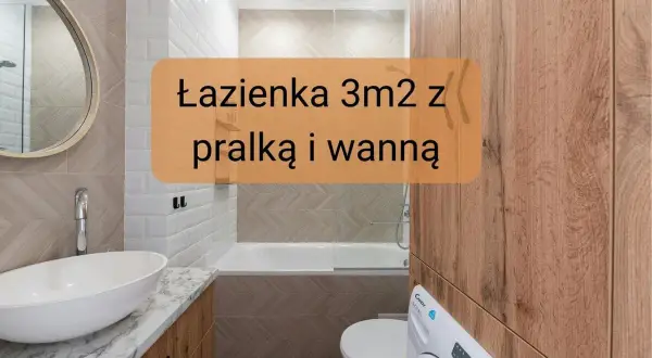Kompaktowa łazienka z wanną i pralką. Białe płytki, drewniane akcenty i okrągłe lustro tworzą przytulną przestrzeń.