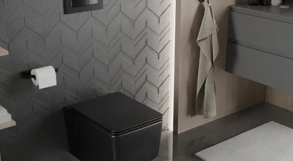 Nowoczesna łazienka z czarnym, podwieszanym WC. Zobacz, jak zamontować stelaż WC i cieszyć się minimalistycznym designem.