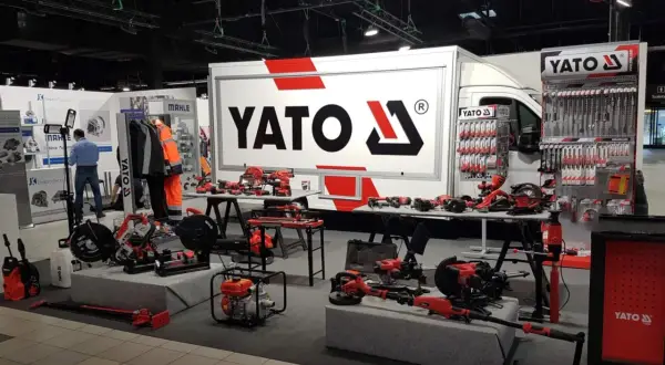 YATO - to firma oferująca szeroki asortyment narzędzi i sprzętu budowlanego. Na stoisku prezentowane są m.in. piły, wiertarki i inne elektronarzędzia.