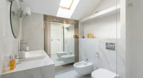 Nowe łazienkowe inspiracje: elegancka umywalka, lustro, bidet i toaleta. Po co bidet? Dla higieny i komfortu.