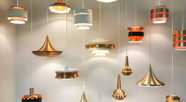 Wybór idealnej lampy do salonu to wyzwanie. Zobaczcie te designerskie modele wiszące, w różnych kształtach i kolorach, od miedzianych po białe.