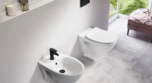 Nowoczesna łazienka z bidetem i WC. Jest sporo miejsca przed WC, co ułatwia poruszanie się.