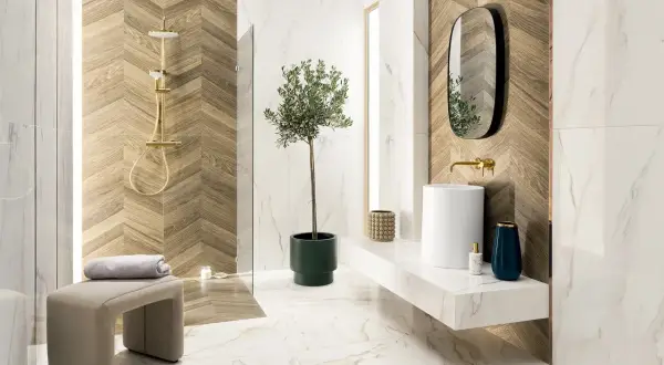 Nowoczesna łazienka boho inspiracje: drewniane akcenty, złote baterie, biała umywalka i elegancka roślinność tworzą przytulną atmosferę.