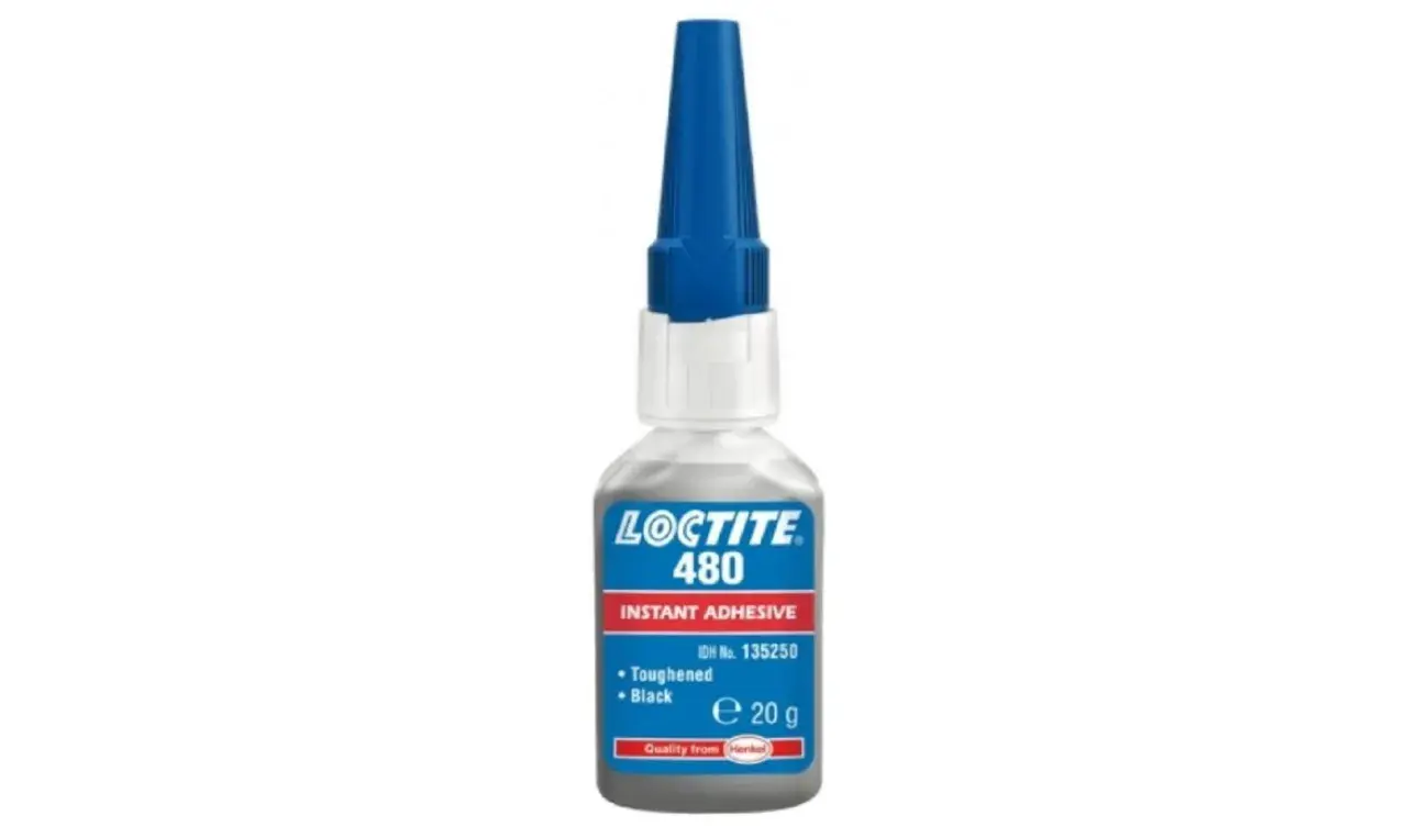 Loctite 480, czarny, utwardzony klej błyskawiczny, idealny do pytania: czym skleić aluminium.