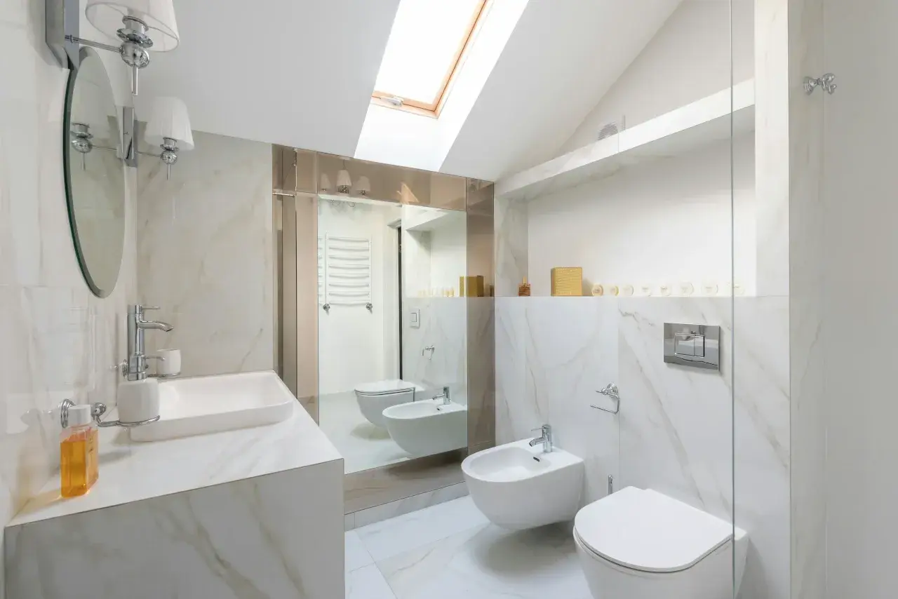 Nowe łazienkowe inspiracje: elegancka umywalka, lustro, bidet i toaleta. Po co bidet? Dla higieny i komfortu.