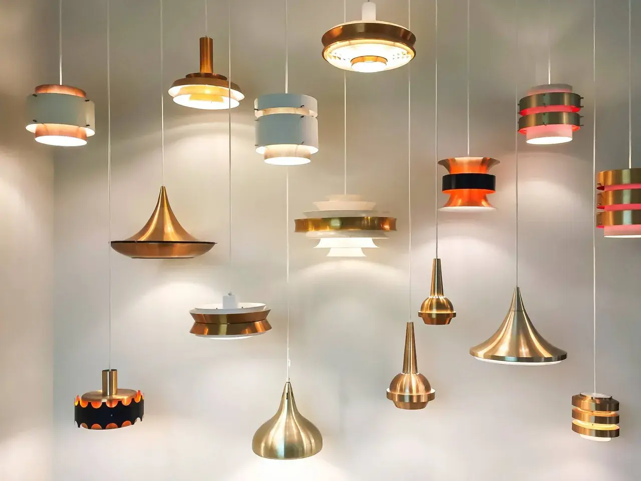 Wybór idealnej lampy do salonu to wyzwanie. Zobaczcie te designerskie modele wiszące, w różnych kształtach i kolorach, od miedzianych po białe.