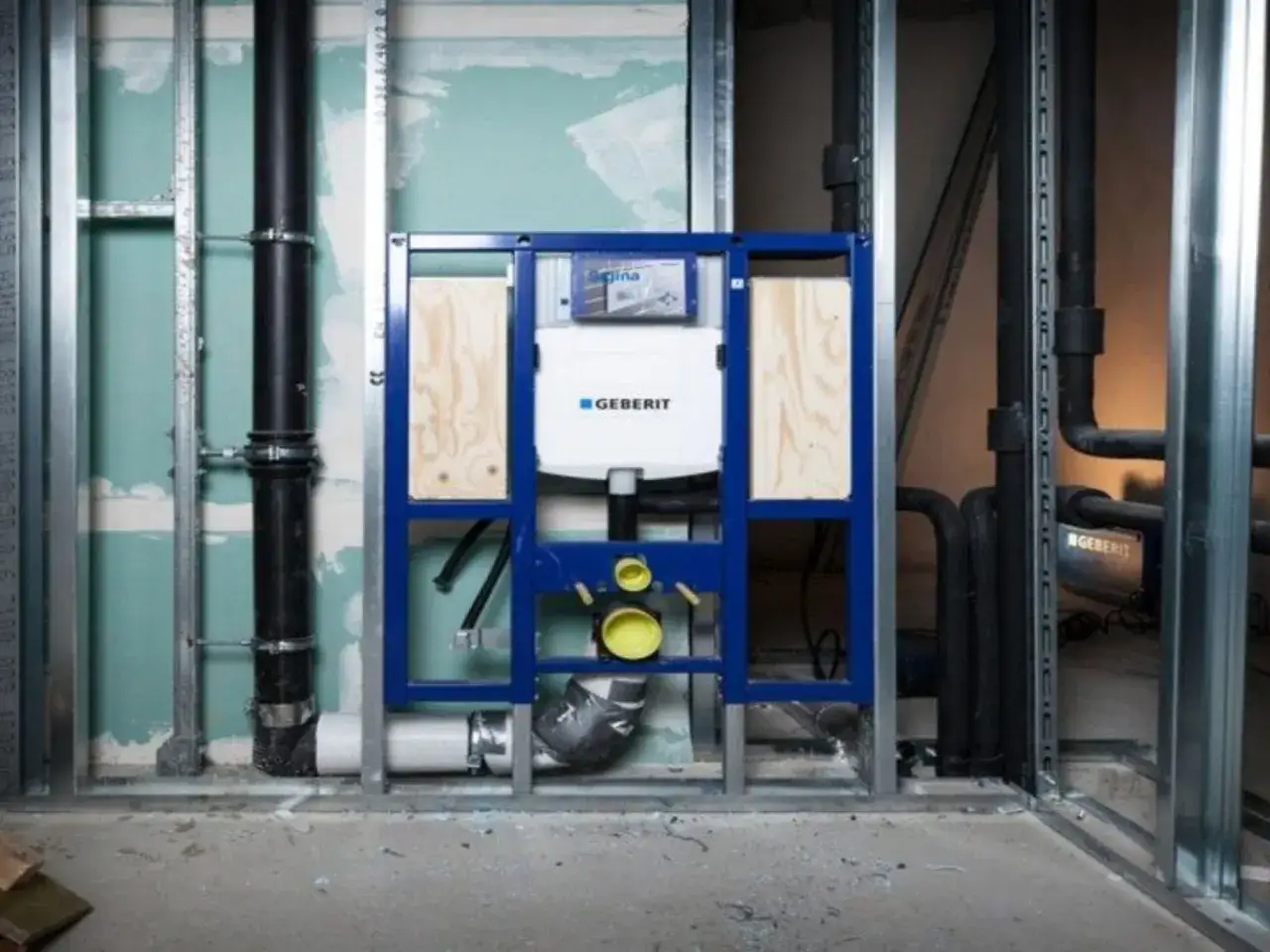 Montaż stelaża Geberit i podłączenie do odpływu. Instalacja hydrauliczna w trakcie prac.