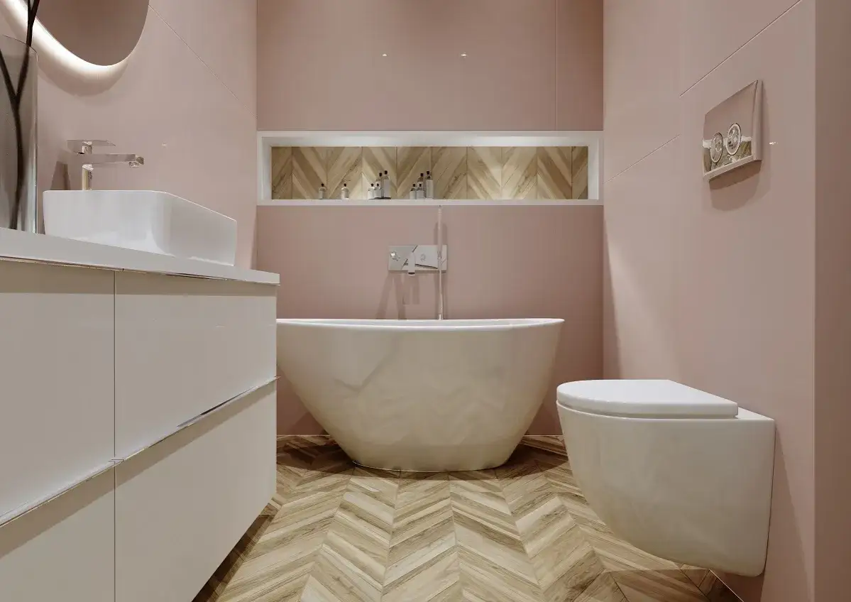 Elegancka łazienka z wolnostojącą wanną i baterią. Jasne płytki, drewniana podłoga i minimalistyczny design.