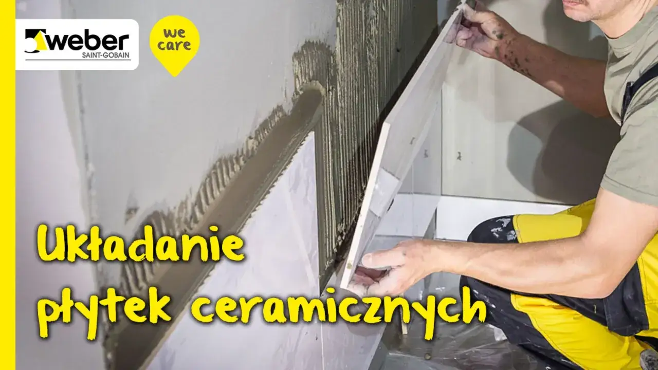 Mistrz pokazuje układanie płytek w łazience. Precyzyjne przyklejanie ceramicznych elementów.
