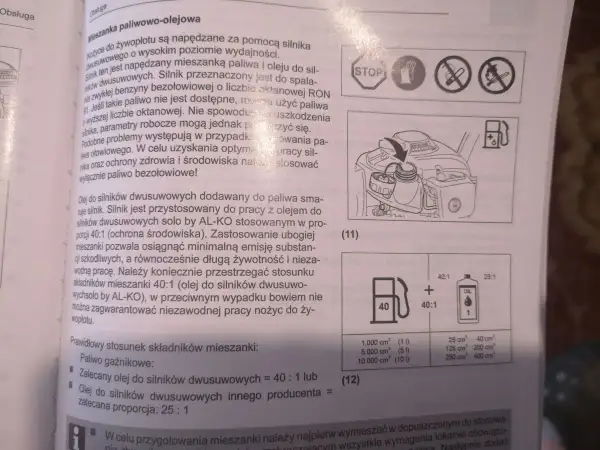 Instrukcja podaje, ile oleju do kosy spalinowej dodać do paliwa. Zalecana proporcja to 40:1.