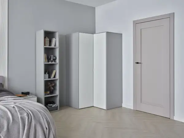Jasnoszare ściany idealnie komponują się z szarą podłogą w jodełkę, tworząc spójną, nowoczesną przestrzeń.