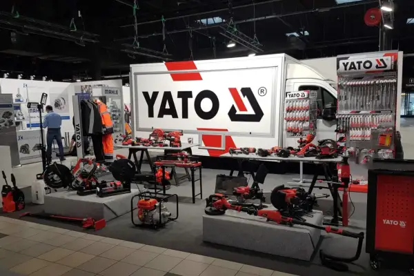 YATO - to firma oferująca szeroki asortyment narzędzi i sprzętu budowlanego. Na stoisku prezentowane są m.in. piły, wiertarki i inne elektronarzędzia.