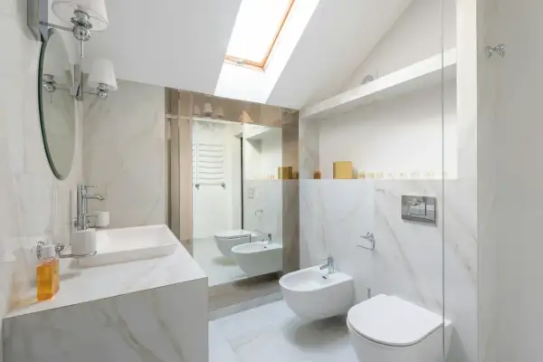 Nowe łazienkowe inspiracje: elegancka umywalka, lustro, bidet i toaleta. Po co bidet? Dla higieny i komfortu.