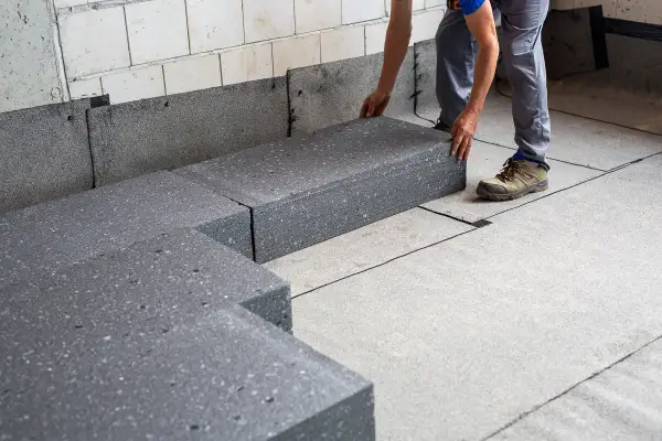 Układanie płyt izolacyjnych na gruncie. Budowa podłogi na gruncie z materiałów termoizolacyjnych.