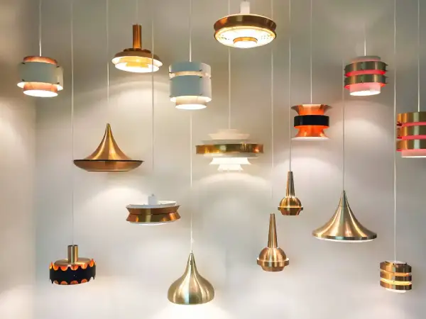 Wybór idealnej lampy do salonu to wyzwanie. Zobaczcie te designerskie modele wiszące, w różnych kształtach i kolorach, od miedzianych po białe.