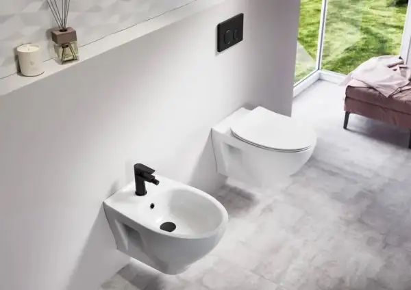 Nowoczesna łazienka z bidetem i WC. Jest sporo miejsca przed WC, co ułatwia poruszanie się.