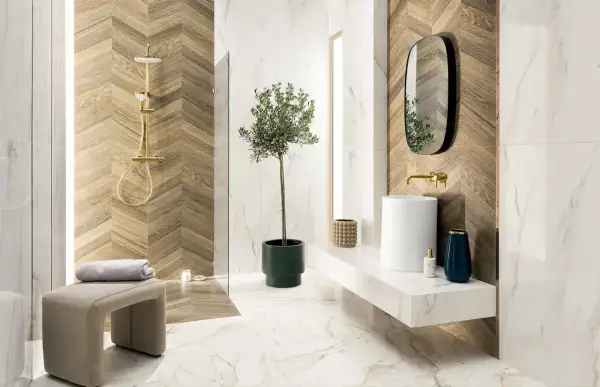 Nowoczesna łazienka boho inspiracje: drewniane akcenty, złote baterie, biała umywalka i elegancka roślinność tworzą przytulną atmosferę.